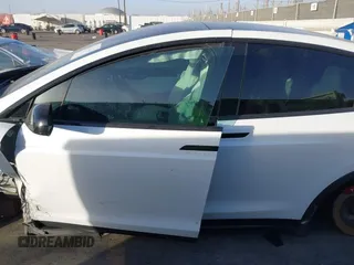 2017 Tesla Model X 90D z VIN 5YJXCAE20HF041506, wystawiony jako IAAI lot #41246836 z przebiegiem Nie podano mil oraz . Historia ofert i sprzedaży dostępna na DreamBid. Obrazek 14.