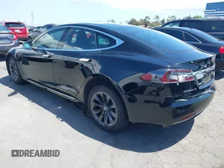 2018 Tesla Model S 75D z VIN 5YJSA1E25JF292480, wystawiony jako IAAI lot #42244185 z przebiegiem 42 199 mil mil oraz . Historia ofert i sprzedaży dostępna na DreamBid. Obrazek 3.