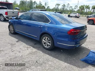2017 Volkswagen Passat S z VIN 1VWAT7A30HC067492, wystawiony jako IAAI lot #41796538 z przebiegiem 43 926 mil mil oraz . Historia ofert i sprzedaży dostępna na DreamBid. Obrazek 3.