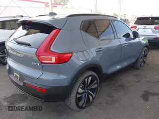 2023 Volvo XC40 Ultimate Dark Theme z VIN YV4L12UX9P2952245, wystawiony jako IAAI lot #42205666 z przebiegiem 19 952 mil mil oraz . Historia ofert i sprzedaży dostępna na DreamBid. Obrazek 4.