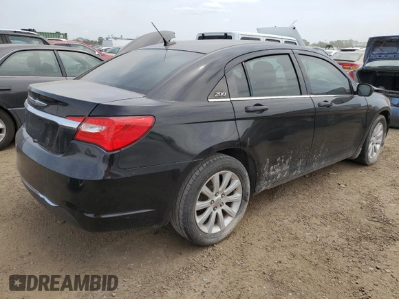 2013 Chrysler 200 Touring z VIN 1C3CCBBG7DN608198, wystawiony jako Copart lot #59193085 z przebiegiem 152 026 mil mil oraz Szkoda całkowita • Salvage title. Historia ofert i sprzedaży dostępna na DreamBid. Obrazek 3.