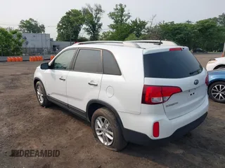 2015 Kia Sorento LX z VIN 5XYKTDA7XFG604872, wystawiony jako IAAI lot #42419997 z przebiegiem 174 676 mil mil oraz . Historia ofert i sprzedaży dostępna na DreamBid. Obrazek 3.