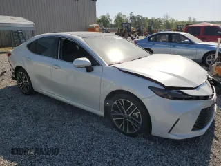 2025 Toyota Camry LE z VIN 4T1DAACK9SU054048, wystawiony jako Copart lot #53659075 z przebiegiem 3 568 mil mil oraz Szkoda całkowita • Salvage title. Historia ofert i sprzedaży dostępna na DreamBid. Obrazek 4.