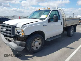 2005 Ford F-350 XL z VIN 1FDSF34575EC16707, wystawiony jako IAAI lot #42140911 z przebiegiem 93 732 mil mil oraz . Historia ofert i sprzedaży dostępna na DreamBid. Obrazek 2.