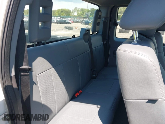 2015 Ford F-250 XLT z VIN 1FT7X2A6XFEB14897, wystawiony jako IAAI lot #42218738 z przebiegiem Nie podano mil oraz . Historia ofert i sprzedaży dostępna na DreamBid. Obrazek 8.
