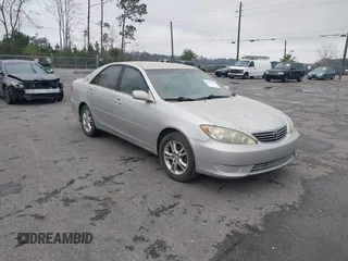 2006 Toyota Camry STD z VIN 4T1BE32K16U641472, wystawiony jako IAAI lot #41591346 z przebiegiem 176 434 mil mil oraz . Historia ofert i sprzedaży dostępna na DreamBid. Obrazek 1.