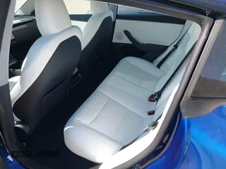 2025 Tesla Model 3 Long Range z VIN 5YJ3E1EB4SF876945, wystawiony jako IAAI lot #41518965 z przebiegiem 591 mil mil oraz . Historia ofert i sprzedaży dostępna na DreamBid. Obrazek 8.