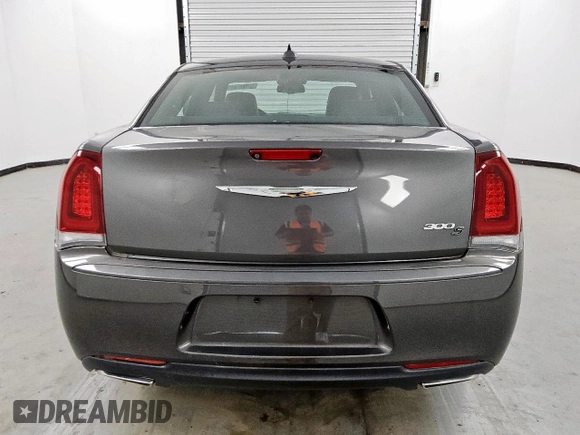 2020 Chrysler 300 S z VIN 2C3CCABG8LH131377, wystawiony jako Copart lot #56373215 z przebiegiem 3 584 mil mil oraz Czysty tytuł • Clean title. Historia ofert i sprzedaży dostępna na DreamBid. Obrazek 6.