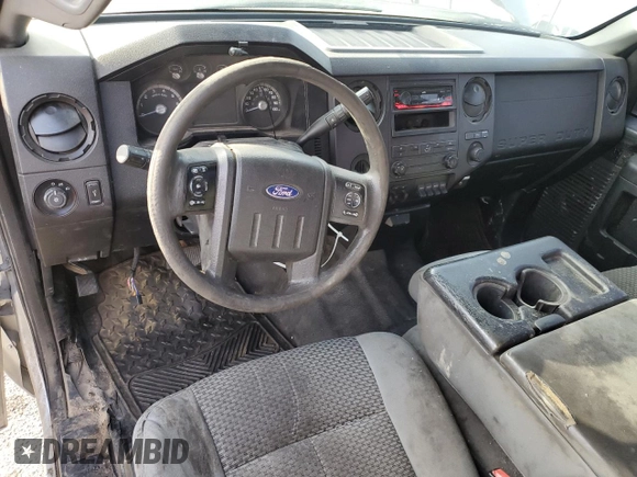 2013 Ford F-250 XL z VIN 1FT7X2A66DEB77282, wystawiony jako Copart lot #84869404 z przebiegiem 283 377 mil mil oraz Czysty tytuł • Clean title. Historia ofert i sprzedaży dostępna na DreamBid. Obrazek 8.