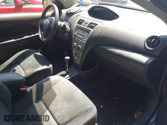 2012 Toyota Yaris z VIN JTDBT4K31CL017875, wystawiony jako IAAI lot #42384123 z przebiegiem 138 513 mil mil oraz . Historia ofert i sprzedaży dostępna na DreamBid. Obrazek 5.