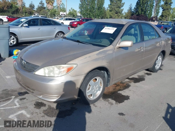 2002 Toyota Camry XLE z VIN 4T1BF32KX2U034414, wystawiony jako IAAI lot #42281225 z przebiegiem 141 434 mil mil oraz . Historia ofert i sprzedaży dostępna na DreamBid. Obrazek 2.