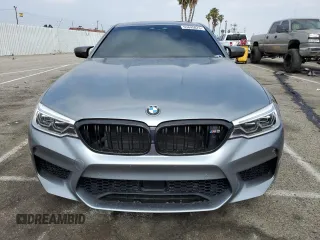 2018 BMW M5 z VIN WBSJF0C50JB282083, wystawiony jako Copart lot #55845673 z przebiegiem 39 691 mil mil oraz . Historia ofert i sprzedaży dostępna na DreamBid. Obrazek 5.