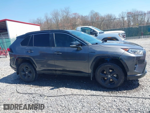 2021 Toyota RAV4 Hybrid XSE z VIN 4T3E6RFV4MU058397, wystawiony jako IAAI lot #42060980 z przebiegiem 236 612 mil mil oraz . Historia ofert i sprzedaży dostępna na DreamBid. Obrazek 13.