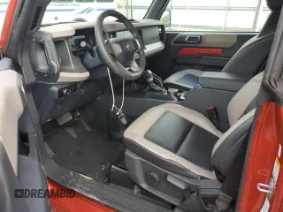 2024 Ford Bronco Big Bend z VIN 1FMDE7AH8RLB10818, wystawiony jako Copart lot #54044715 z przebiegiem 5 330 mil mil oraz Szkoda całkowita • Salvage title. Historia ofert i sprzedaży dostępna na DreamBid. Obrazek 8.