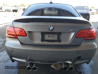2013 BMW M3 z VIN WBSKG9C56DJ593159, wystawiony jako Copart lot #53714404 z przebiegiem 85 198 mil mil oraz Szkody całkowita. Historia ofert i sprzedaży dostępna na DreamBid. Obrazek 6.