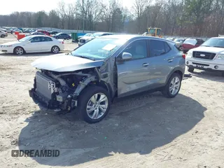 2024 Buick Encore GX Preferred z VIN KL4AMBS21RB025309, wystawiony jako IAAI lot #41534969 z przebiegiem 10 366 mil mil oraz . Historia ofert i sprzedaży dostępna na DreamBid. Obrazek 18.