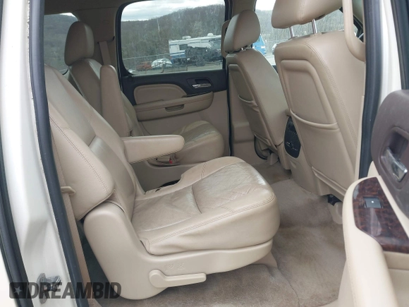 2011 GMC Yukon XL Denali z VIN 1GKS2MEF7BR271728, wystawiony jako IAAI lot #42050555 z przebiegiem 251 752 mil mil oraz . Historia ofert i sprzedaży dostępna na DreamBid. Obrazek 8.
