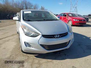 2013 Hyundai Elantra GLS z VIN KMHDH4AE5DU494992, wystawiony jako IAAI lot #41698877 z przebiegiem 56 324 mil mil oraz . Historia ofert i sprzedaży dostępna na DreamBid. Obrazek 6.