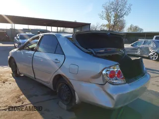 2005 Toyota Camry STD z VIN 4T1BE32K45U604821, wystawiony jako IAAI lot #41301920 z przebiegiem 124 596 mil mil oraz . Historia ofert i sprzedaży dostępna na DreamBid. Obrazek 3.