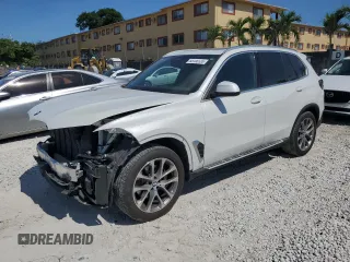 2024 BMW X5 xDrive40i z VIN 5UX23EU04R9T59544, wystawiony jako Copart lot #55708135 z przebiegiem 23 706 mil mil oraz Tytuł czysty. Historia ofert i sprzedaży dostępna na DreamBid. Obrazek 1.