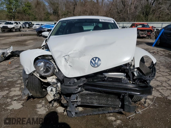 2014 Volkswagen Beetle 1.8T z VIN 3VWJ17AT1EM665073, wystawiony jako Copart lot #47805405 z przebiegiem 92 303 mil mil oraz Szkoda całkowita • Salvage title. Historia ofert i sprzedaży dostępna na DreamBid. Obrazek 5.