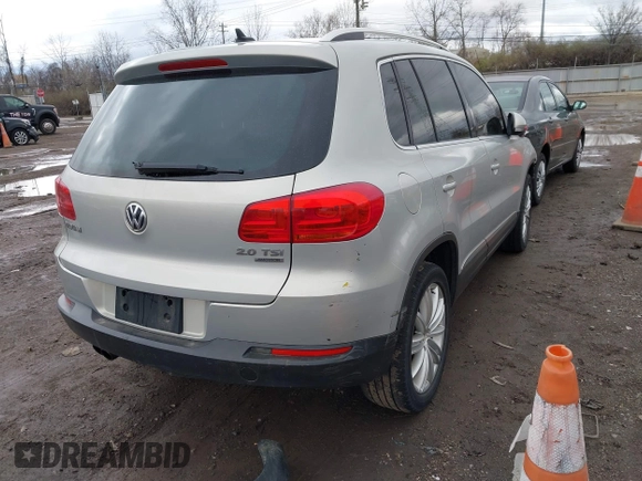 2013 Volkswagen Tiguan SE z VIN WVGBV7AX7DW501335, wystawiony jako IAAI lot #41856816 z przebiegiem 129 615 mil mil oraz . Historia ofert i sprzedaży dostępna na DreamBid. Obrazek 4.