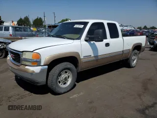 1999 GMC Sierra 2500 SLE z VIN 1GTGK29U4XE508883, wystawiony jako Copart lot #64370914 z przebiegiem 339 322 mil mil oraz Szkody całkowita. Historia ofert i sprzedaży dostępna na DreamBid. Obrazek 1.
