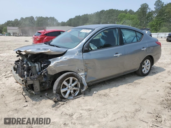 2012 Nissan Versa SV z VIN 3N1CN7AP6CL858151, wystawiony jako Copart lot #59192435 z przebiegiem 134 490 mil mil oraz Szkoda całkowita • Salvage title. Historia ofert i sprzedaży dostępna na DreamBid. Obrazek 1.