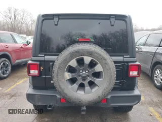 2018 Jeep Wrangler Unlimited Sahara z VIN 1C4HJXEN6JW332956, wystawiony jako IAAI lot #41477681 z przebiegiem 97 446 mil mil oraz . Historia ofert i sprzedaży dostępna na DreamBid. Obrazek 17.