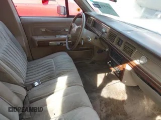 1988 Ford Crown Victoria z VIN 2FABP74F8JX224055, wystawiony jako IAAI lot #42185854 z przebiegiem 32 378 mil mil oraz . Historia ofert i sprzedaży dostępna na DreamBid. Obrazek 5.