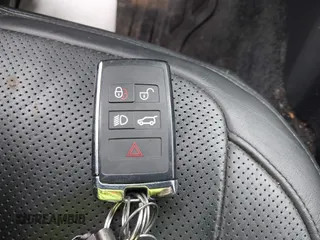 2019 Land Rover Range Rover HSE z VIN SALGS2SV4KA519345, wystawiony jako IAAI lot #41825924 z przebiegiem 91 450 mil mil oraz . Historia ofert i sprzedaży dostępna na DreamBid. Obrazek 11.