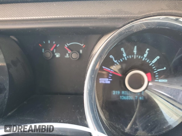 2013 Ford Mustang V6 z VIN 1ZVBP8AM8D5256204, wystawiony jako Copart lot #56149115 z przebiegiem 136 830 mil mil oraz Szkoda całkowita • Salvage title. Historia ofert i sprzedaży dostępna na DreamBid. Obrazek 9.