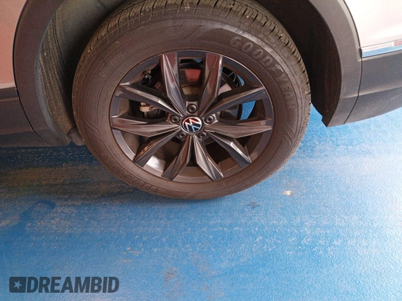 2024 Volkswagen Tiguan SE z VIN 3VV3B7AX7RM105271, wystawiony jako IAAI lot #42752403 z przebiegiem 27 050 mil mil oraz . Historia ofert i sprzedaży dostępna na DreamBid. Obrazek 2.