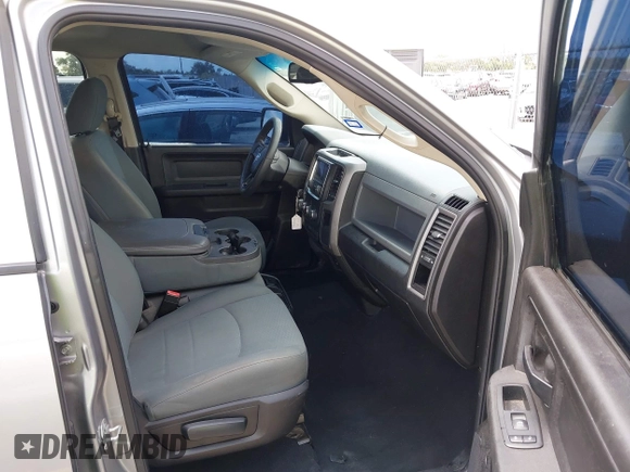 2019 Ram 1500 Tradesman z VIN 3C6RR6KG0KG705946, wystawiony jako IAAI lot #42217999 z przebiegiem 99 460 mil mil oraz . Historia ofert i sprzedaży dostępna na DreamBid. Obrazek 5.