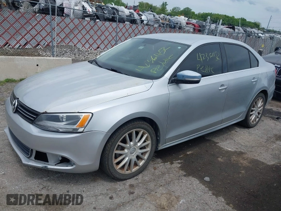 2014 Volkswagen Jetta SE z VIN 3VWD17AJ8EM314253, wystawiony jako IAAI lot #42361152 z przebiegiem 118 638 mil mil oraz . Historia ofert i sprzedaży dostępna na DreamBid. Obrazek 2.