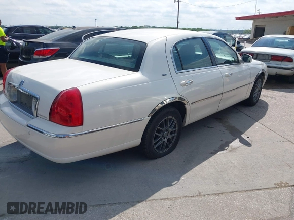 2003 Lincoln Town Car Cartier z VIN 1LNHM83WX3Y635492, wystawiony jako IAAI lot #42043813 z przebiegiem 98 120 mil mil oraz . Historia ofert i sprzedaży dostępna na DreamBid. Obrazek 4.