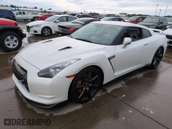 2011 Nissan GT-R Premium z VIN JN1AR5EF6BM240043, wystawiony jako Copart lot #74925154 z przebiegiem Nie podano mil oraz Szkody całkowita. Historia ofert i sprzedaży dostępna na DreamBid. Obrazek 1.