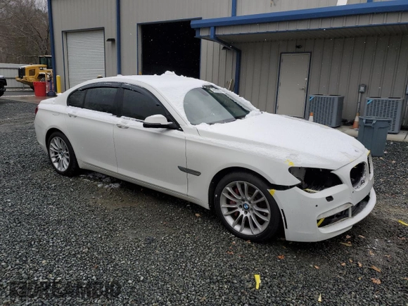 2013 BMW 7 Series 750i xDrive z VIN WBAYB6C56DD223727, wystawiony jako Copart lot #45298235 z przebiegiem 113 635 mil mil oraz Szkoda całkowita • Salvage title. Historia ofert i sprzedaży dostępna na DreamBid. Obrazek 4.