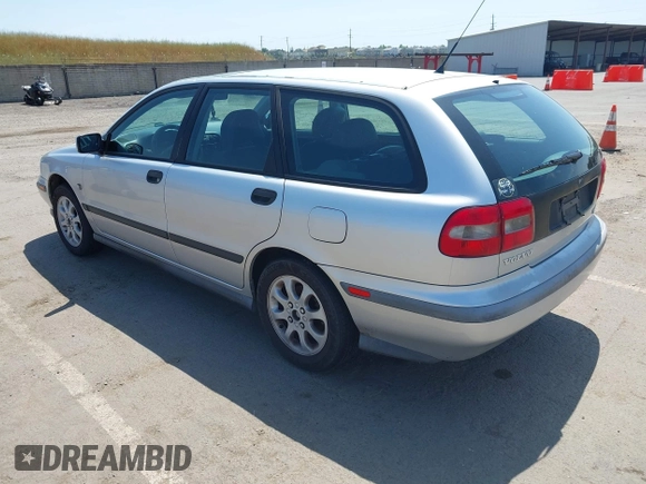 2000 Volvo V40 z VIN YV1VW2551YF537693, wystawiony jako IAAI lot #42148590 z przebiegiem 162 726 mil mil oraz . Historia ofert i sprzedaży dostępna na DreamBid. Obrazek 3.