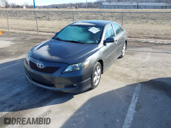 2008 Toyota Camry LE z VIN 4T1BE46K08U196337, wystawiony jako IAAI lot #41577012 z przebiegiem 172 634 mil mil oraz . Historia ofert i sprzedaży dostępna na DreamBid. Obrazek 2.