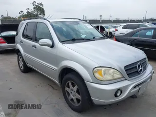 2002 Mercedes-Benz M 320/430/500 z VIN 4JGAB54EX2A323384, wystawiony jako IAAI lot #42398701 z przebiegiem 146 097 mil mil oraz . Historia ofert i sprzedaży dostępna na DreamBid. Obrazek 1.