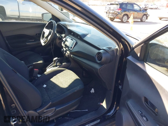 2022 Nissan Kicks S z VIN 3N1CP5BV6NL490892, wystawiony jako IAAI lot #41889420 z przebiegiem 61 608 mil mil oraz . Historia ofert i sprzedaży dostępna na DreamBid. Obrazek 5.