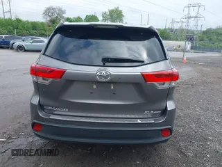 2019 Toyota Highlander SE z VIN 5TDJZRFH1KS735839, wystawiony jako IAAI lot #42204004 z przebiegiem 60 261 mil mil oraz . Historia ofert i sprzedaży dostępna na DreamBid. Obrazek 17.