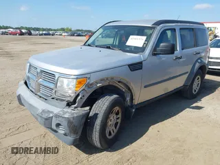 2007 Dodge Nitro SXT z VIN 1D8GT28KX7W562701, wystawiony jako IAAI lot #42181375 z przebiegiem 259 879 mil mil oraz . Historia ofert i sprzedaży dostępna na DreamBid. Obrazek 2.