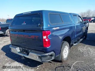 2020 Chevrolet Silverado 1500 LT with VIN 1GCUYDED3LZ180975, listed as a IAAI auction lot 41363402 with 70,272 mi miles. Bid and sale history available at carsss.com. Image 4.