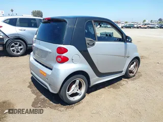 2013 Smart fortwo Pure with VIN WMEEJ3BA8DK619600, listed as a IAAI auction lot 42660006 with Not provided miles and . Bid and sale history available at DreamBid. Image 4.