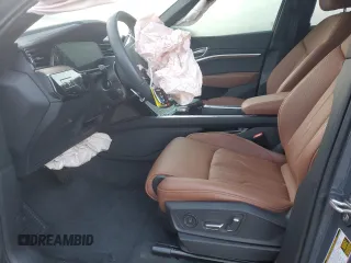2024 Audi Q8 e-tron z VIN WA16AAGE0RB028245, wystawiony jako Copart lot #76139614 z przebiegiem 15 330 mil mil oraz Szkody całkowita. Historia ofert i sprzedaży dostępna na DreamBid. Obrazek 7.