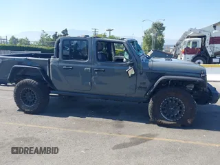 2021 Jeep Gladiator 80th Anniversary z VIN 1C6HJTAG7ML564981, wystawiony jako IAAI lot #42455062 z przebiegiem 89 721 mil mil oraz . Historia ofert i sprzedaży dostępna na DreamBid. Obrazek 13.