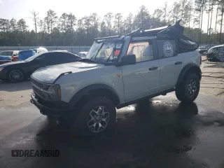 2024 Ford Bronco Badlands z VIN 1FMEE9BP9RLA26173, wystawiony jako Copart lot #47761755 z przebiegiem 2901 mil mil oraz Szkody całkowita. Historia ofert i sprzedaży dostępna na DreamBid. Obrazek 1.