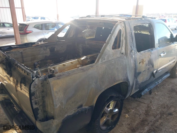 2011 Chevrolet Avalanche LTZ with VIN 3GNMCGE05BG311018, listed as a IAAI auction lot 41450332 with 1 mi miles. Bid and sale history available at carsss.com. Image 6.